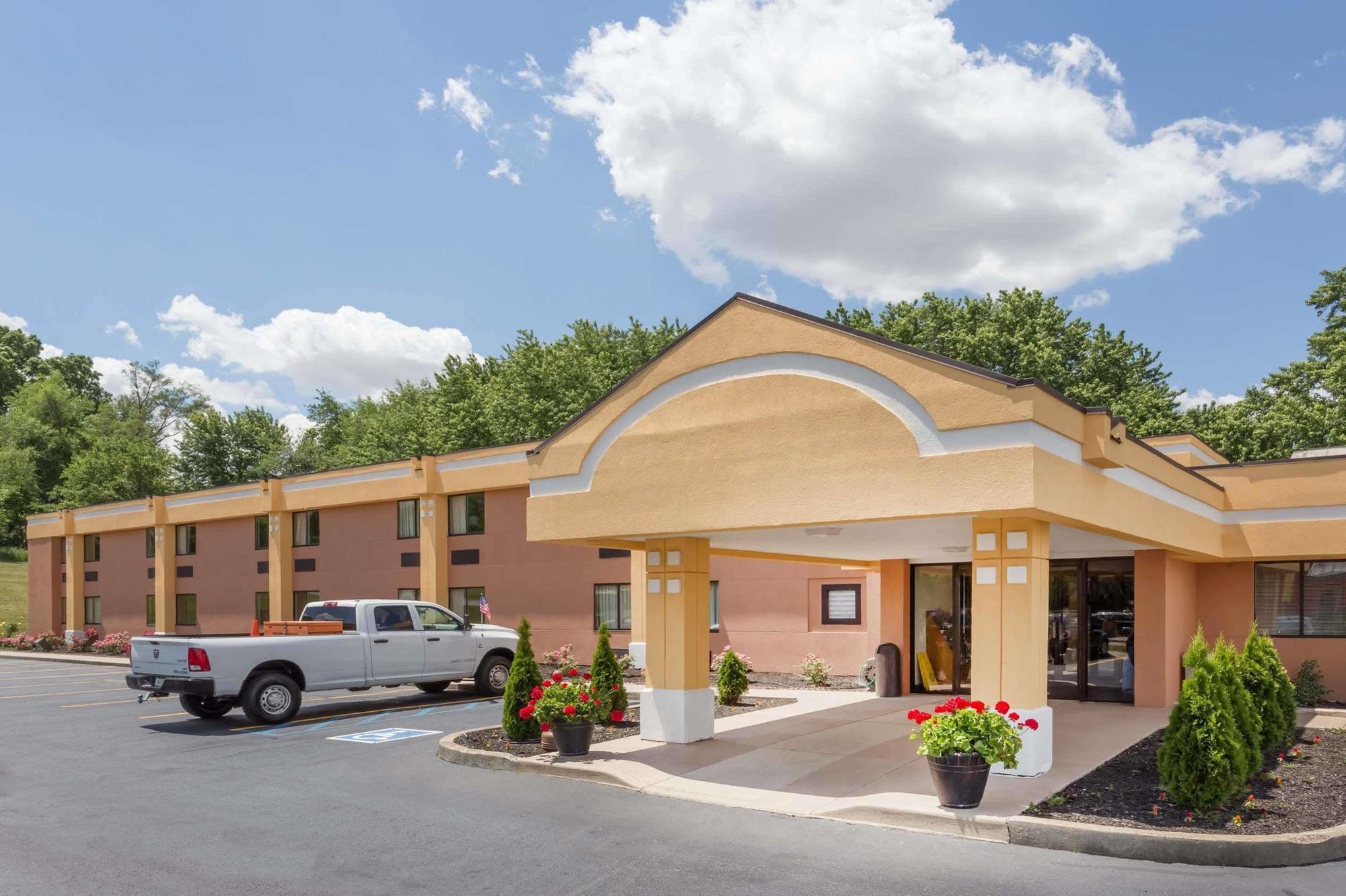 Super 8 by Wyndham Logansport Motel Eksteriør billede